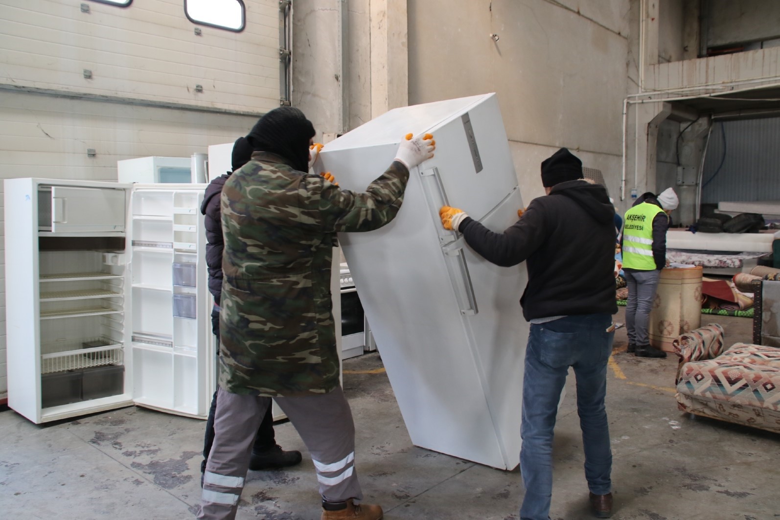 Akşehir’deki depremzedeler için beyaz eşya ve mobilya yardımı