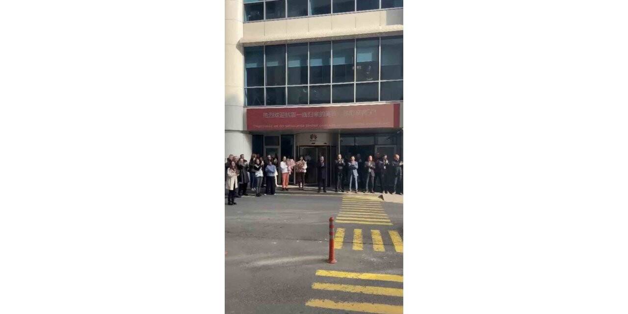 Huawei çalışanları Çinli arama kurtarma ekibini alkışlarla karşıladı