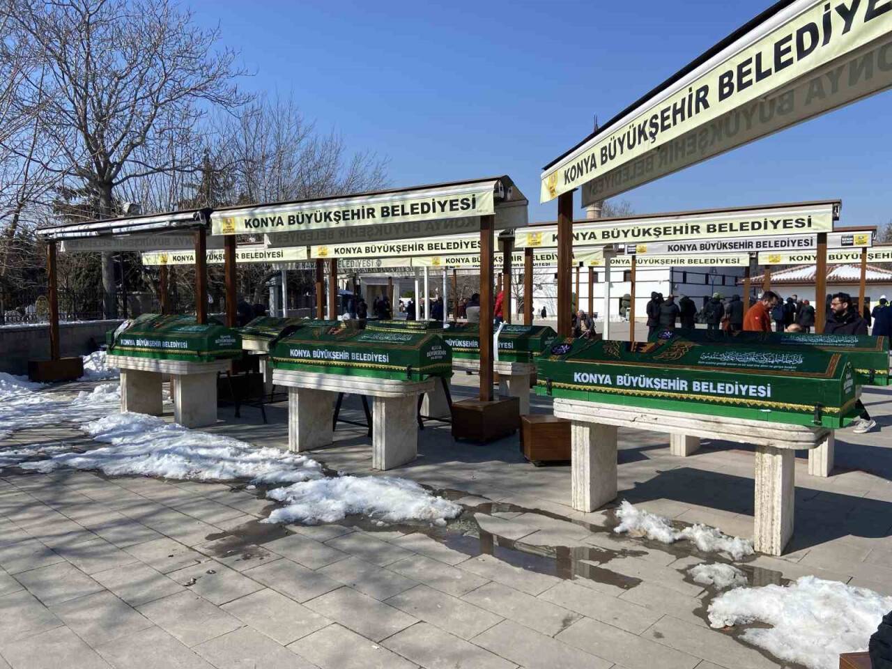Konya'da yangında hayatını kaybeden depremzede aile son yolculuğuna uğurlandı