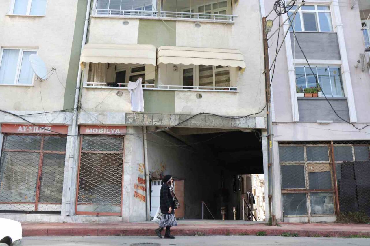 Altından sokak geçen apartman deprem sonrası tekrar düşündürdü