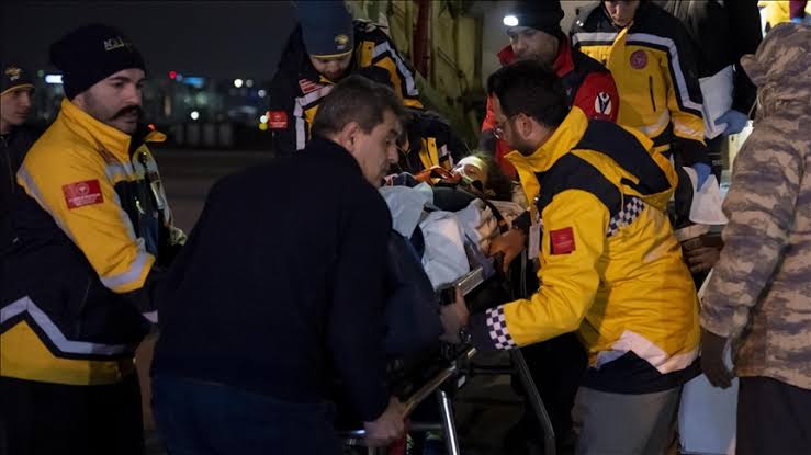 Deprem bölgesinden İstanbul'a getirilen 1392 yaralı depremzedenin  tedavisi sürüyor