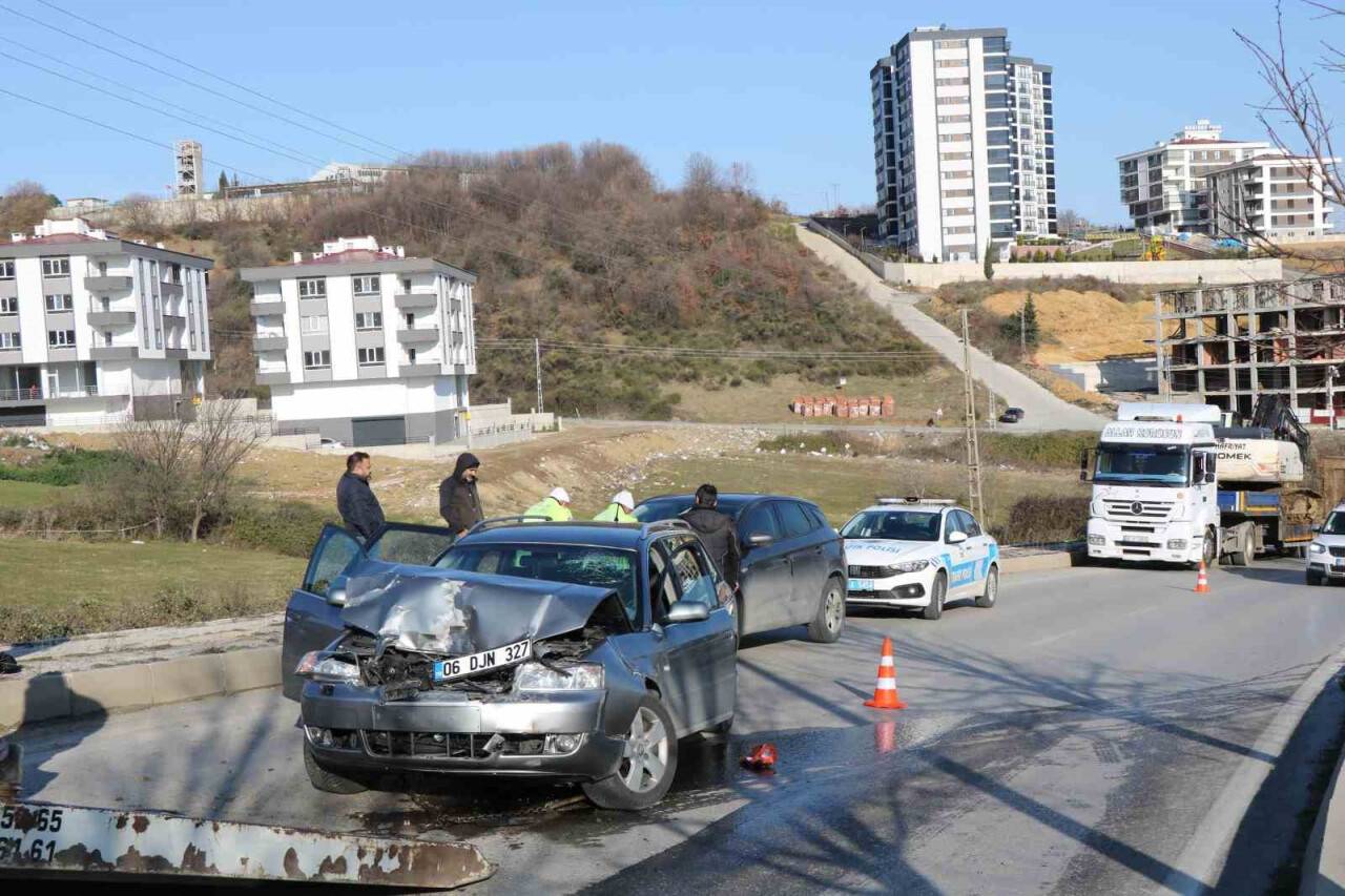 Otomobil iş makinesine çarptı