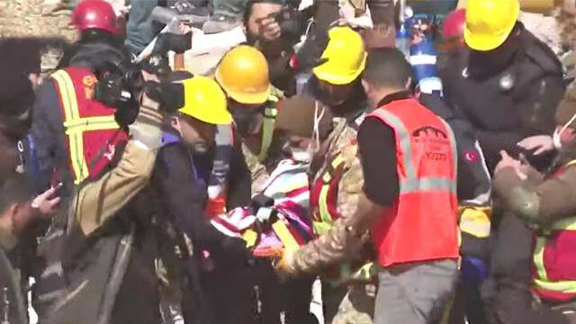 296. saatte enkazdan sağ çıkarıldılar