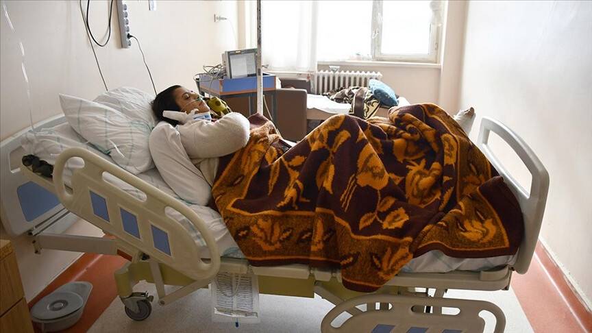 Cep telefonunun feneriyle enkazdan çıkarılan kadın yaşadıklarını anlattı