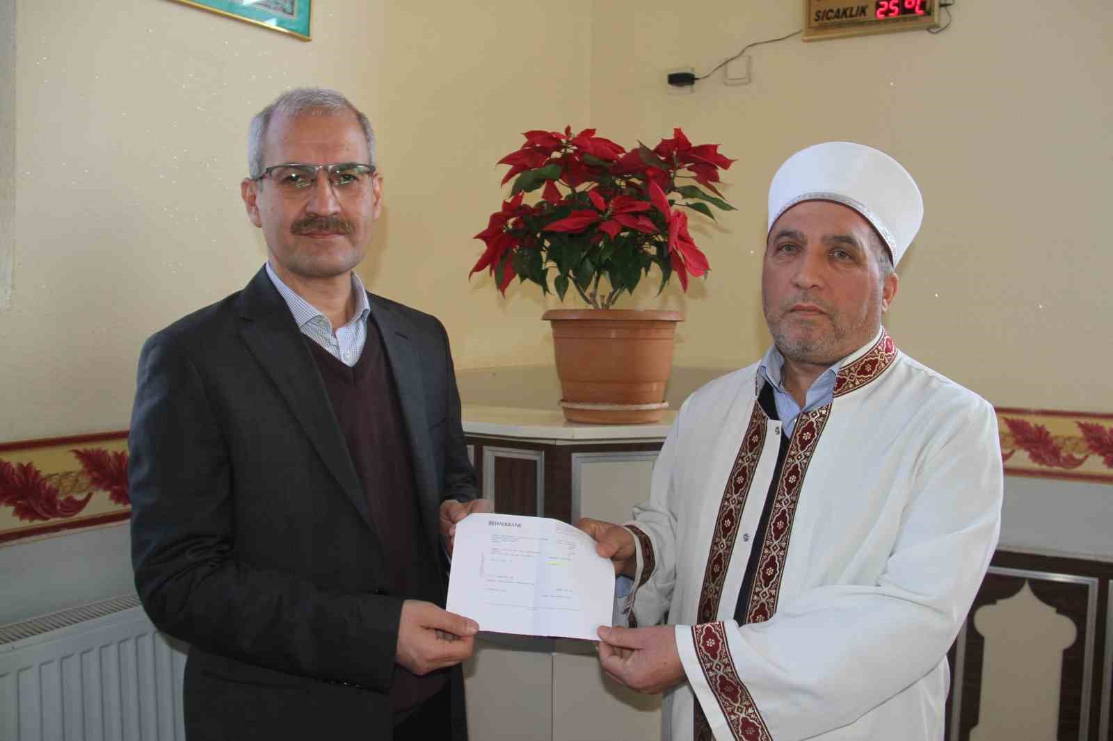Konya'da imam açık artırmada 21 bin liraya sattığı çiçeğin parasını bağışladı