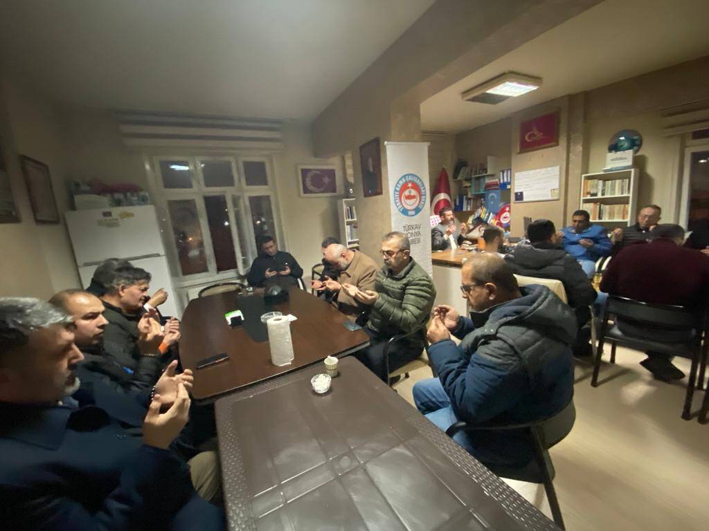 TÜRKAV Konya’da depremzedelere Kur'an