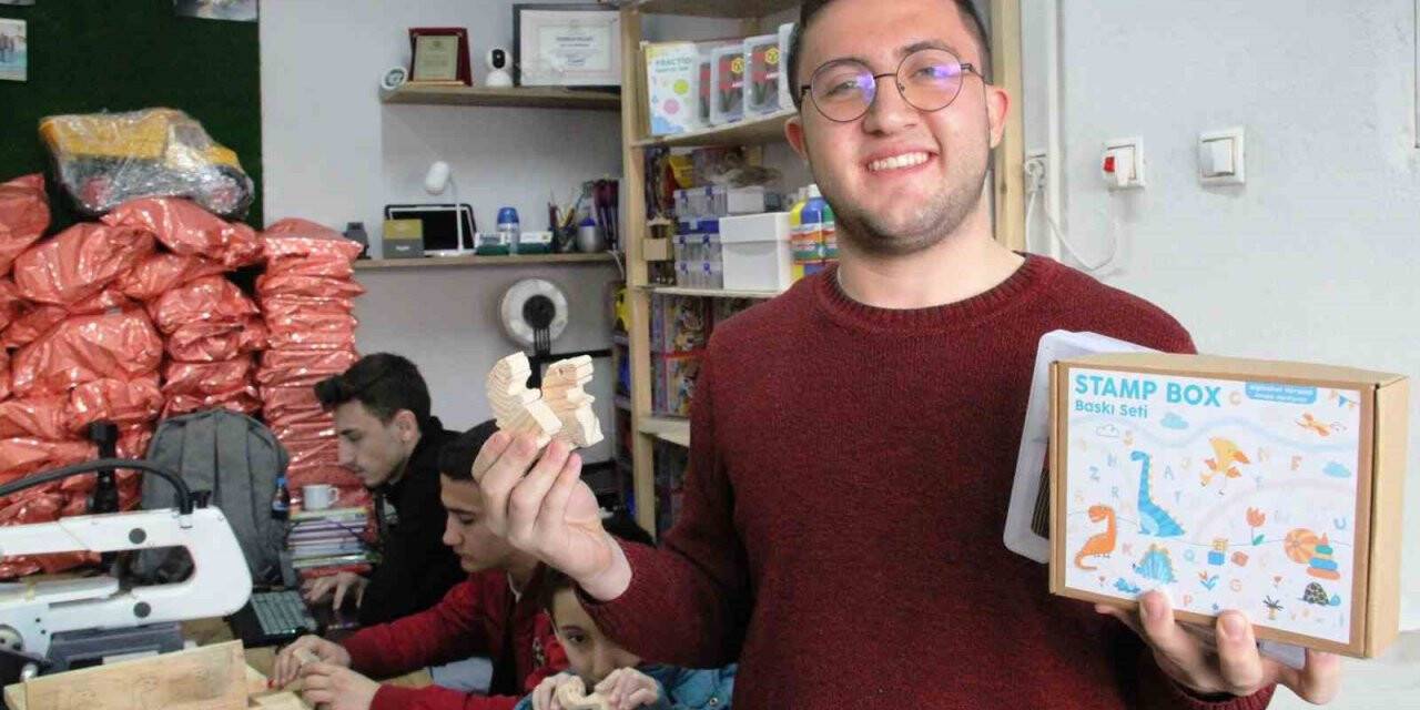 Yazılım mühendisliği okuyan öğrencilerden depremzede çocuklara oyuncak