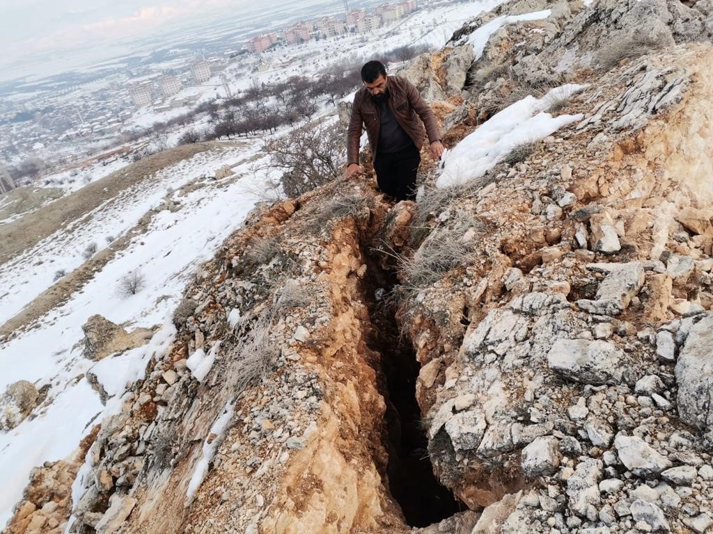 Malatya'da depremler sonrası dağ ikiye ayrıldı!