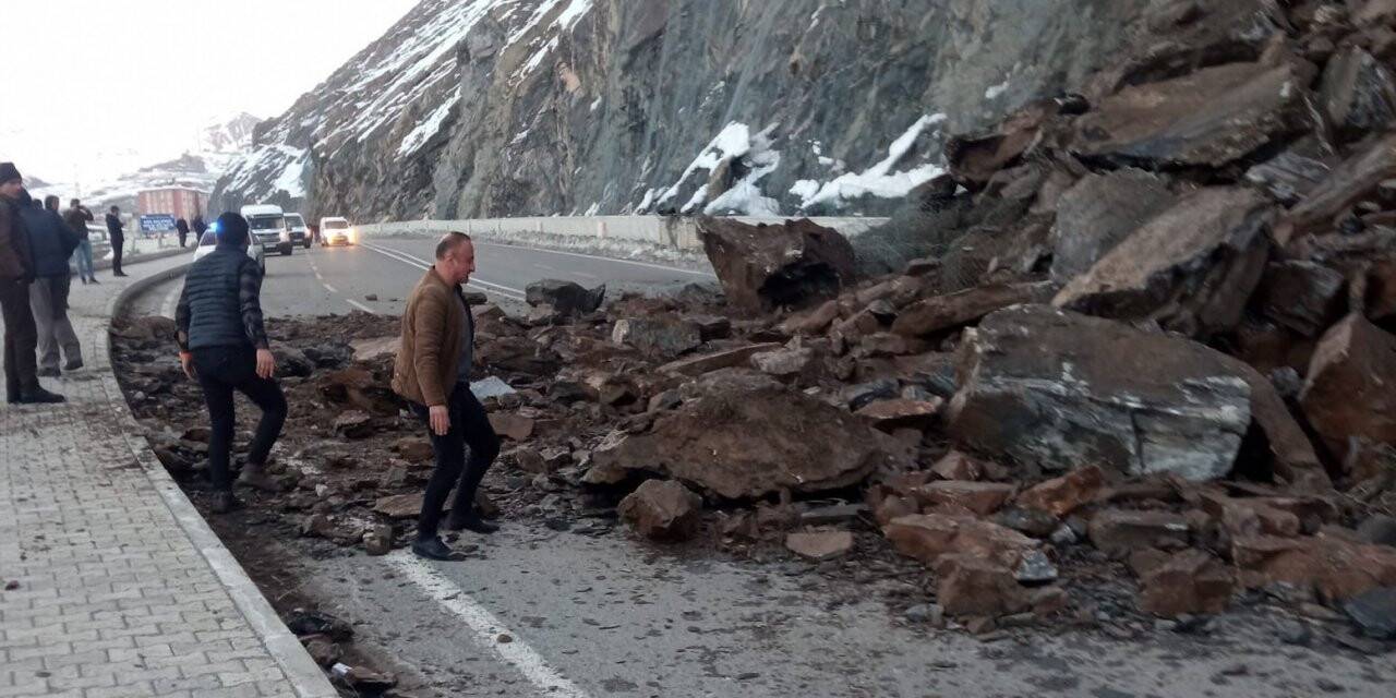 Hakkari-Van karayolunda heyelan