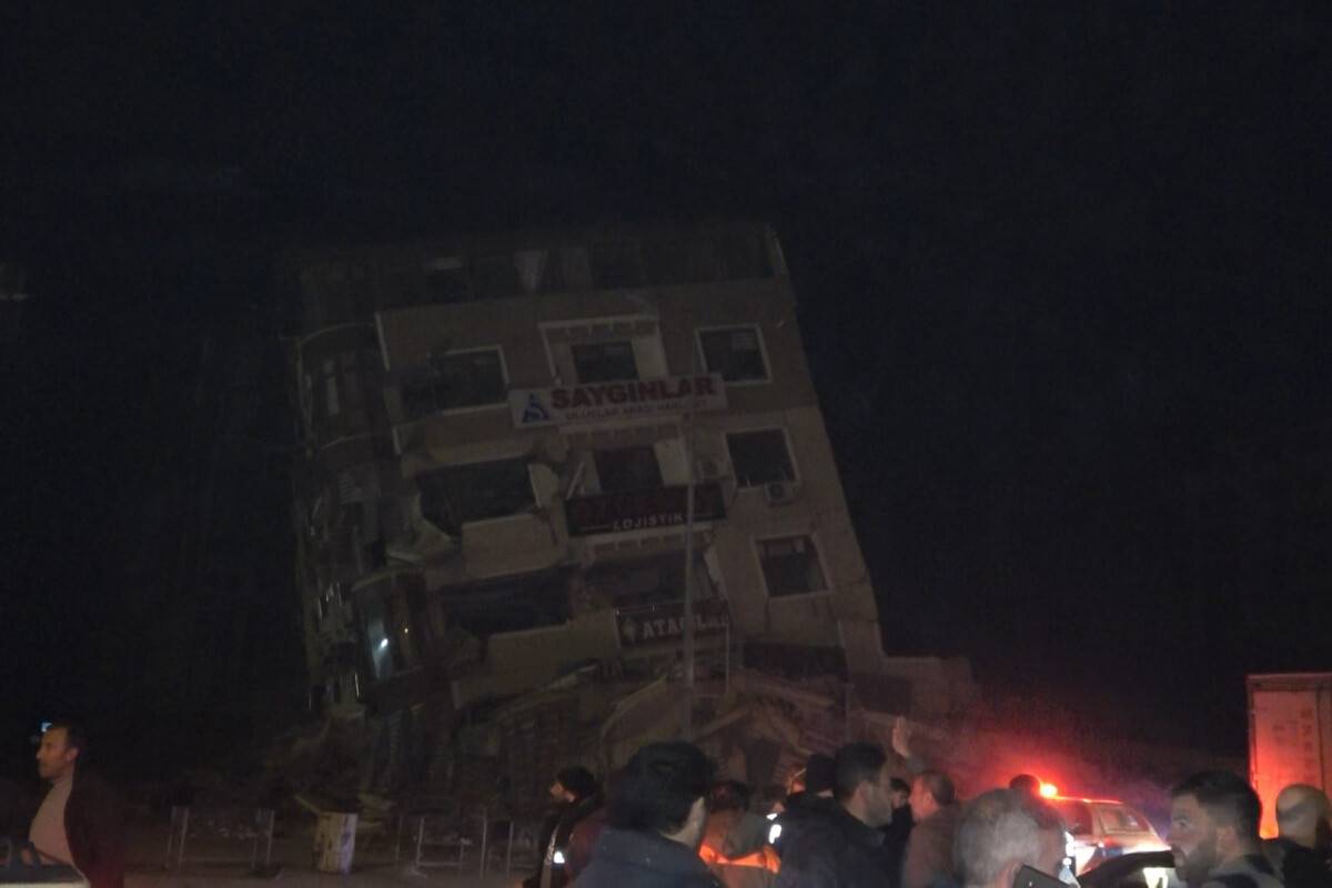 Hatay’da ev yan yattı