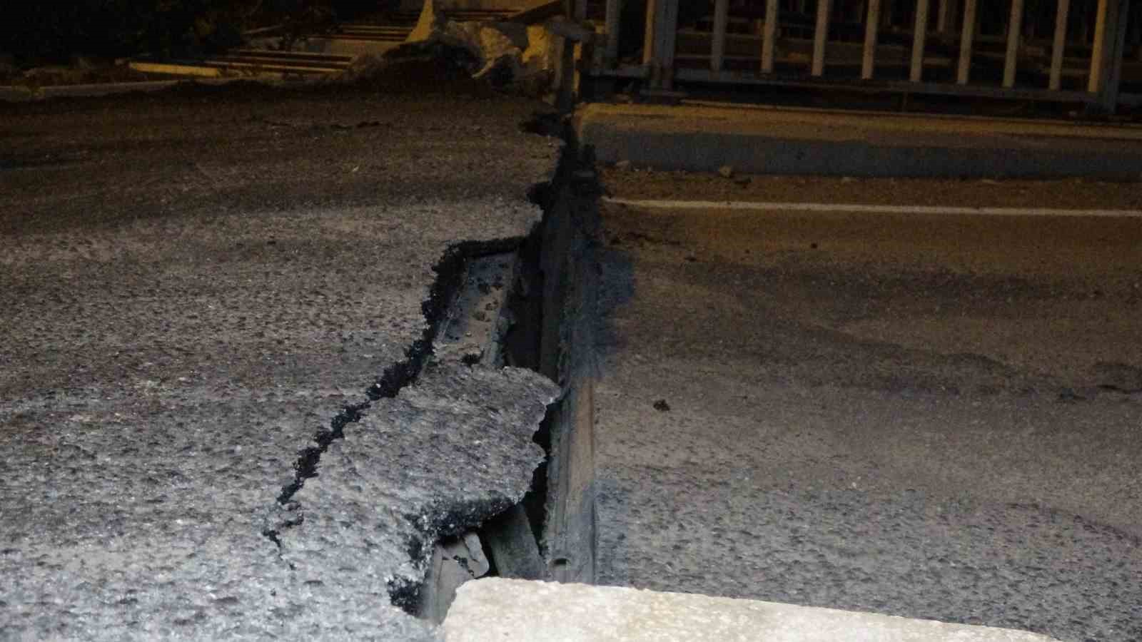 Deprem sonrası köprü çökerek yoldan ayrıldı