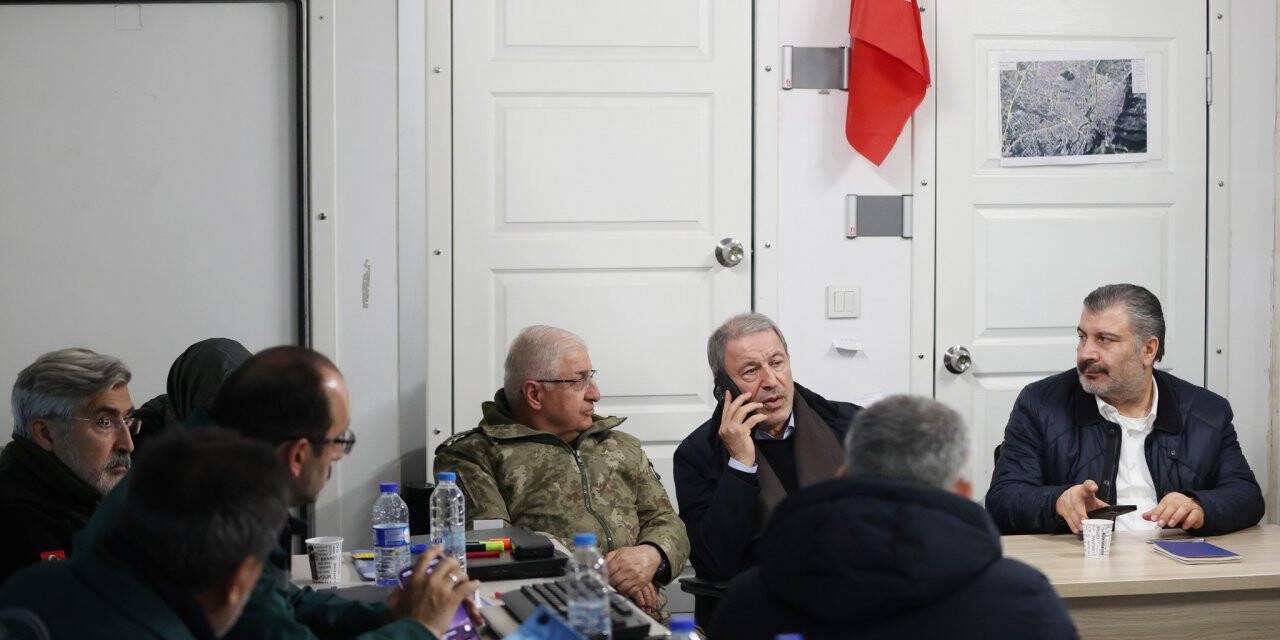 Bakan Akar ve Koca depreme toplantıda yakalandı