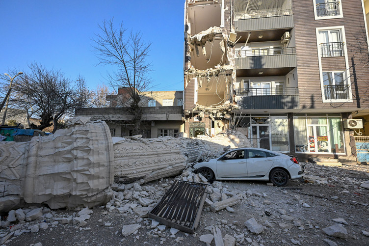 İskenderun'da deprem nedeniyle 3 katlı boş bina yıkıldı