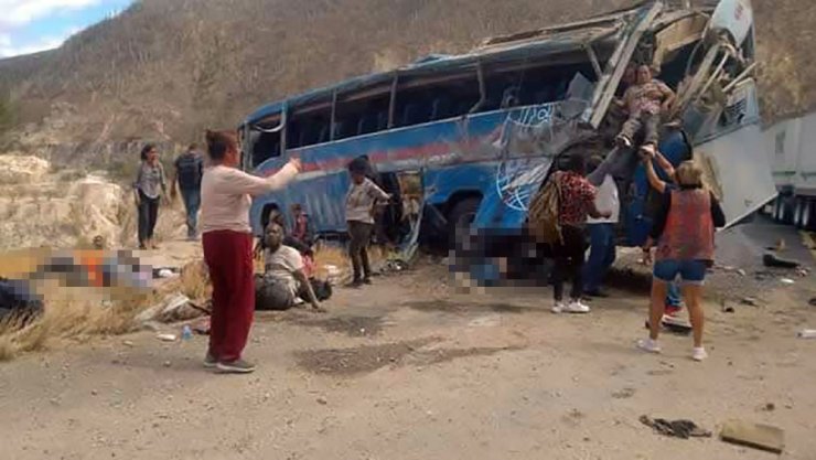 Meksika'da göçmenleri taşıyan otobüsün devrilmesi sonucu 17 kişi öldü