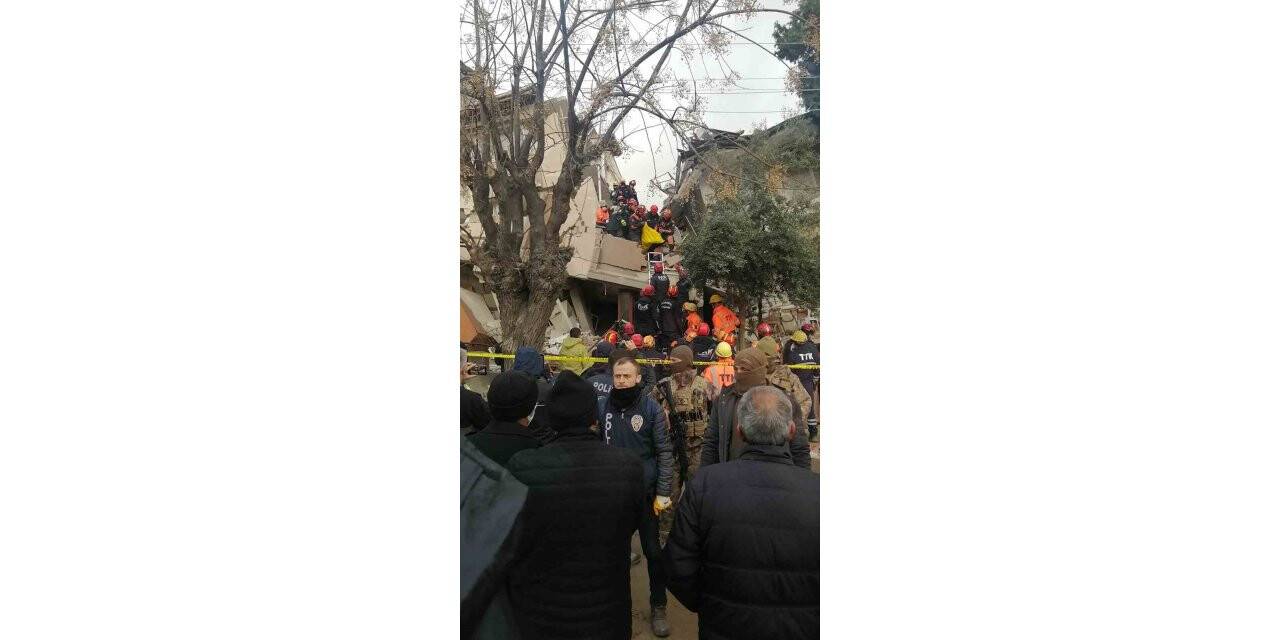 Hatay Gazi Mahallesi’ndeki enkazdan 3 ceset çıkartıldı