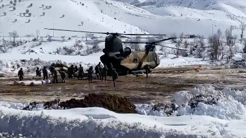 Kırsaldaki depremzedelere helikopterli yardım