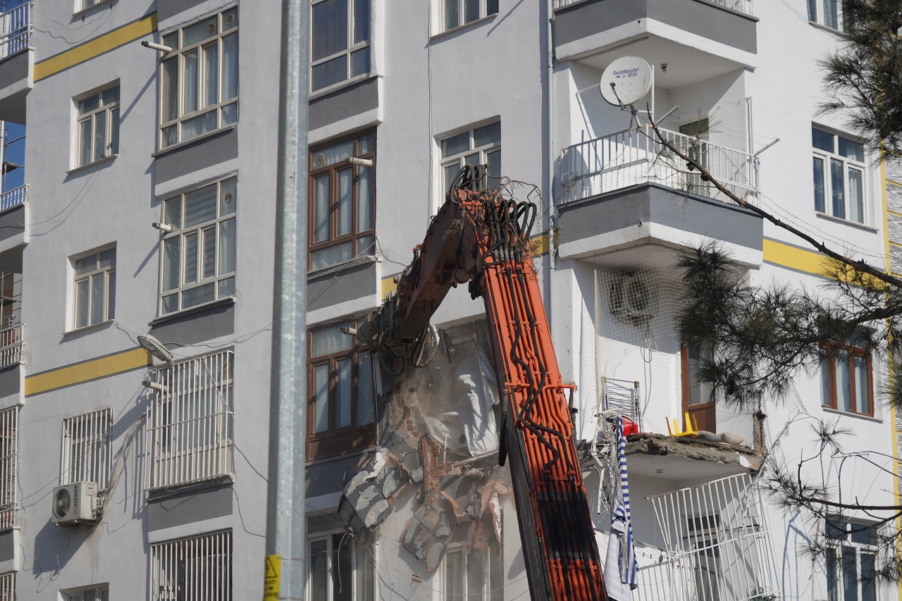 Diyarbakır'da ağır hasarlı binaların yıkımına başlandı