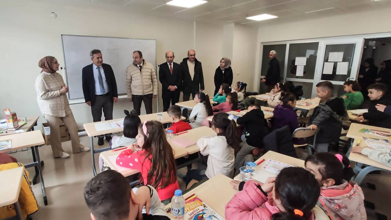 Depremin etkilerinden birlikte kurtuluyoruz