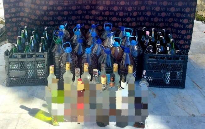Evinde ürettiği sahte içkileri pazarda sattı