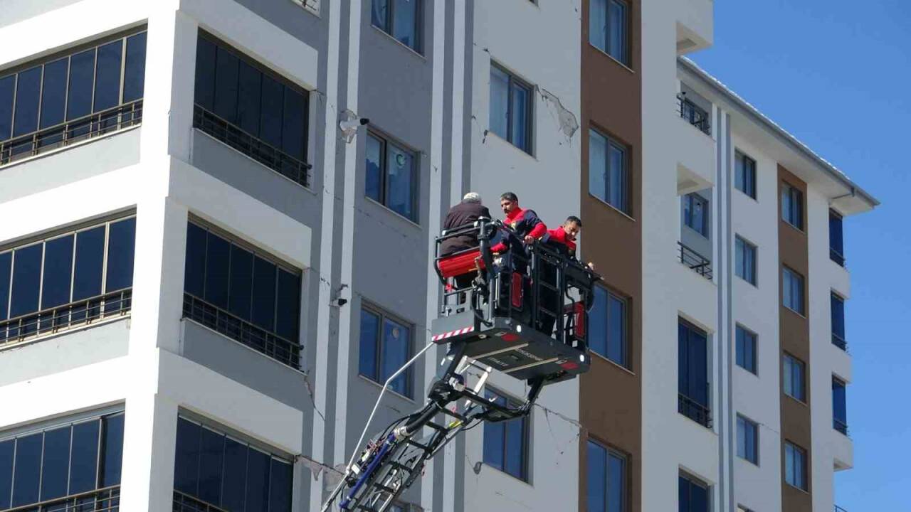 Deprem bölgesinde 11. kattaki evlerinden 16 gün çıkamadılar