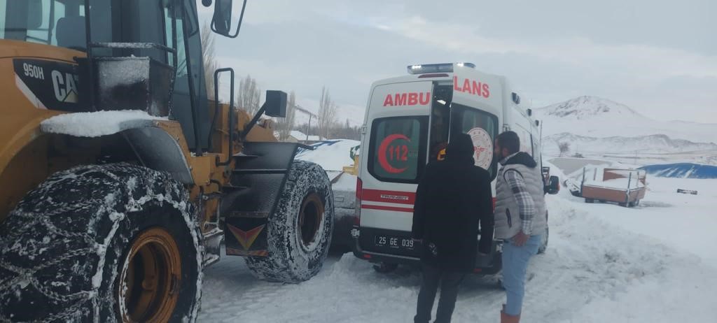 Karla mücadele ekipleri ambulans için çalıştı