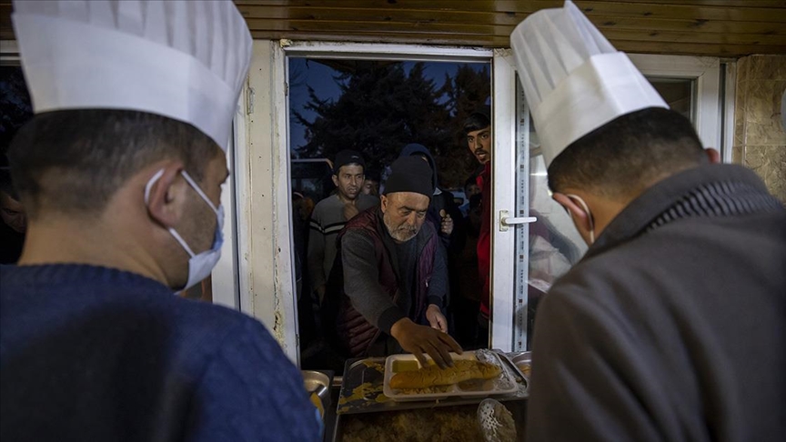 Cumhurbaşkanlığı aşçıları, depremzedeler için  pişiriyor
