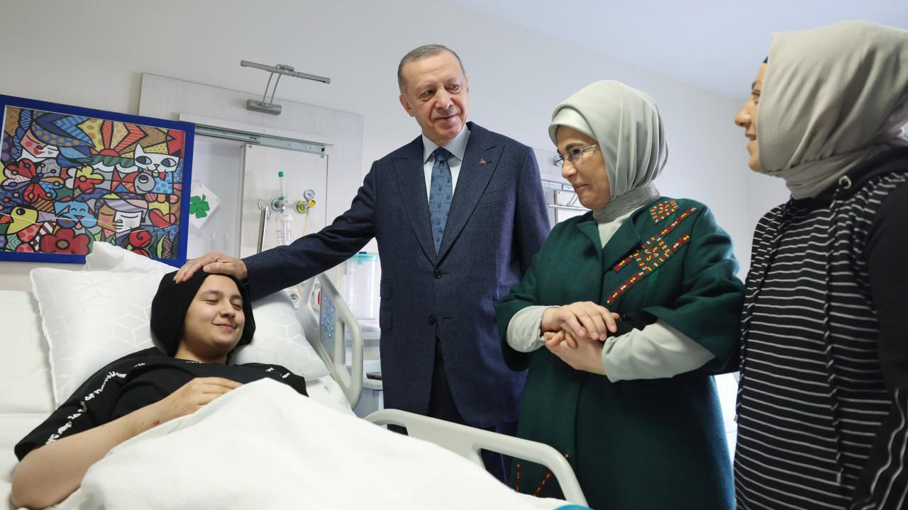 Cumhurbaşkanı Erdoğan,  tedavi gören depremzedeleri ziyaret etti