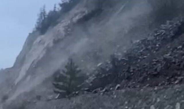 Artvin’de heyelan anı kameralara yansıdı