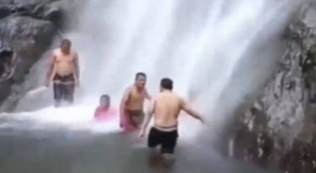 Şelaleye giren ailenin üzerine ağaç düştü: 1 ölü, 4 yaralı