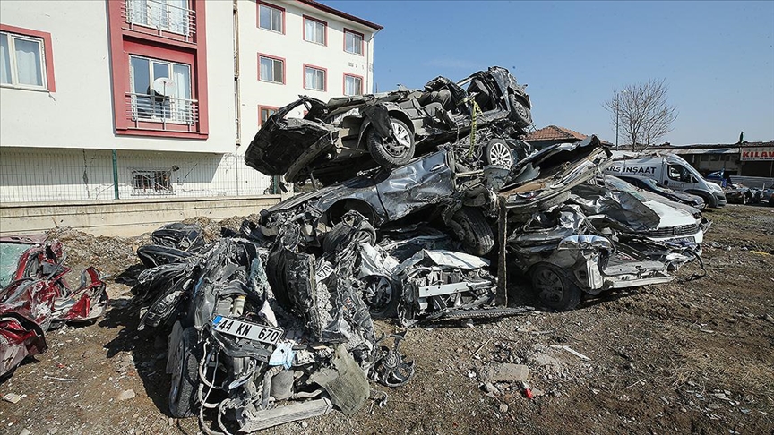 Depremden sonra otoparka çekilen araçlar havadan görüntülendi