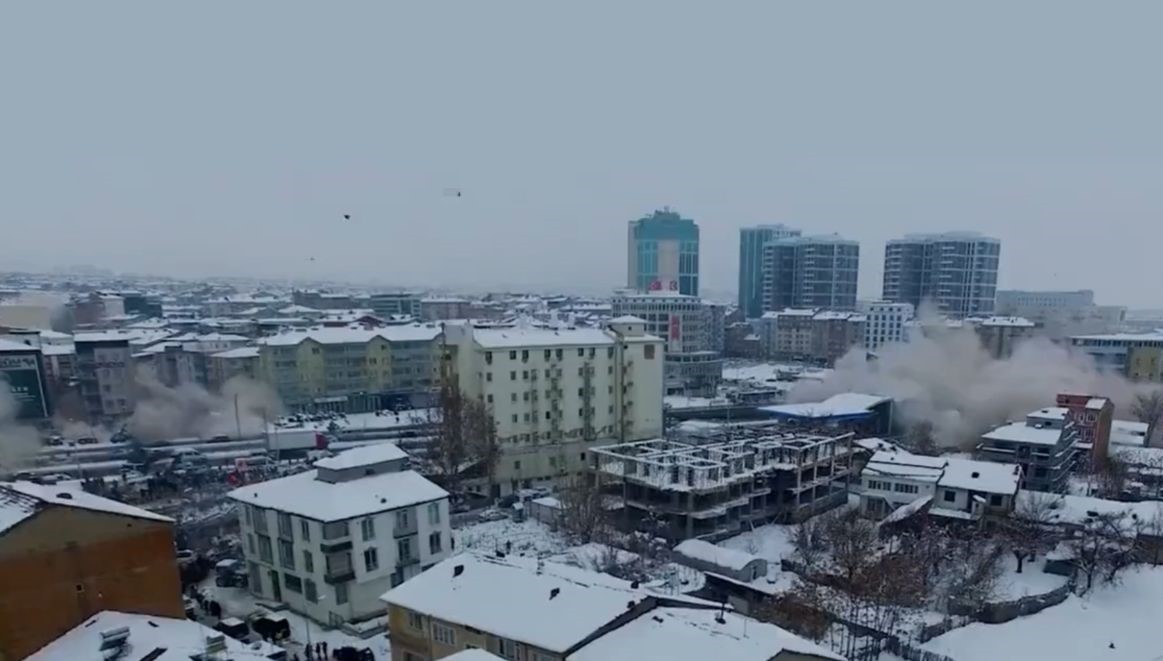 5 binanın depremde yıkılma anı  dron kamerasında