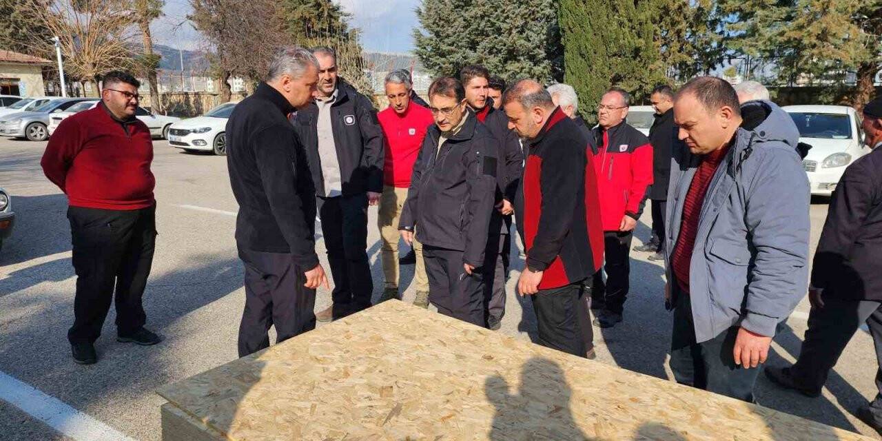 Bakan Dönmez, depremzedeleri ziyaret etti