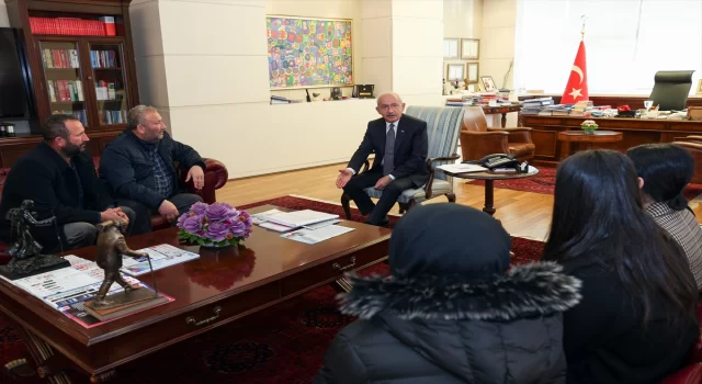 Kılıçdaroğlu, Malatyalı depremzede aileyi kabul etti