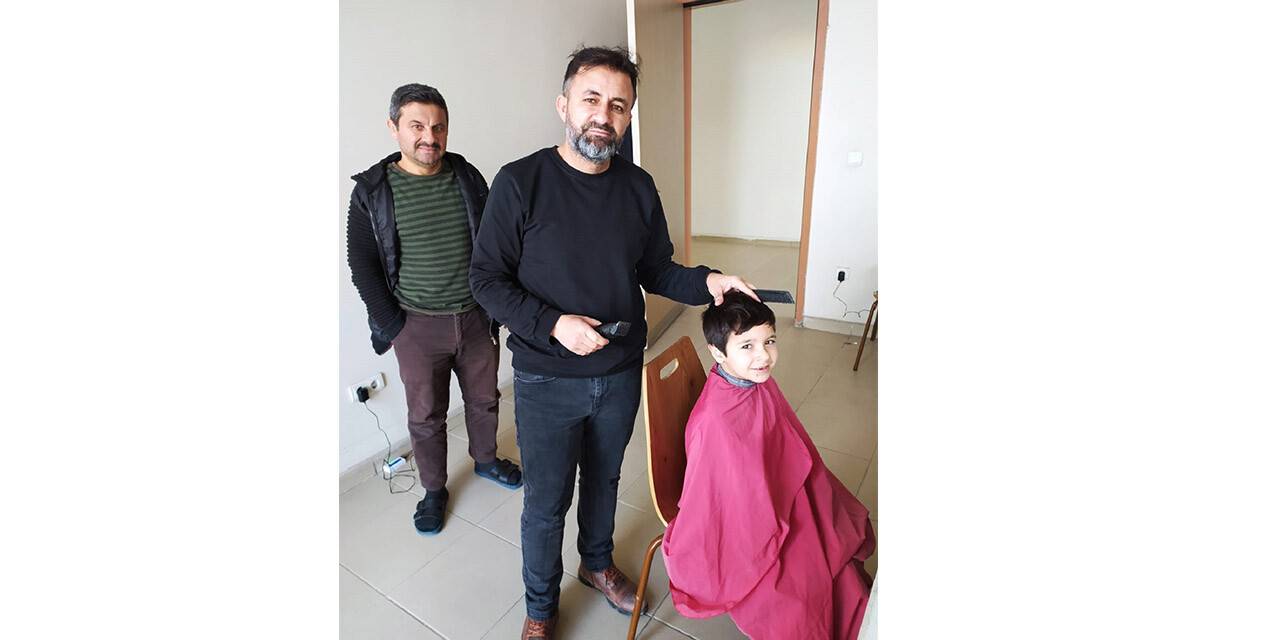 Gönüllü berberler depremzedeleri traş etti