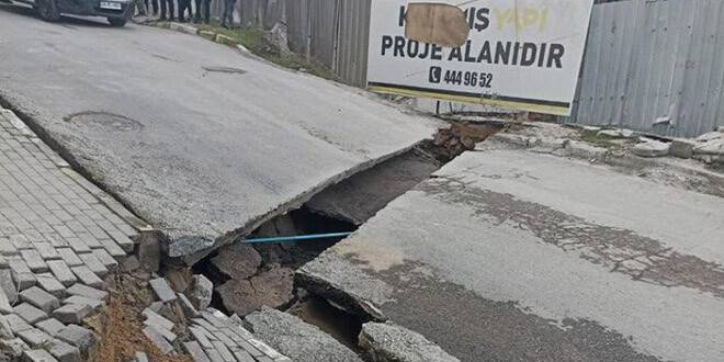 Yolda çökme oluştu, iki apartman tahliye edildi