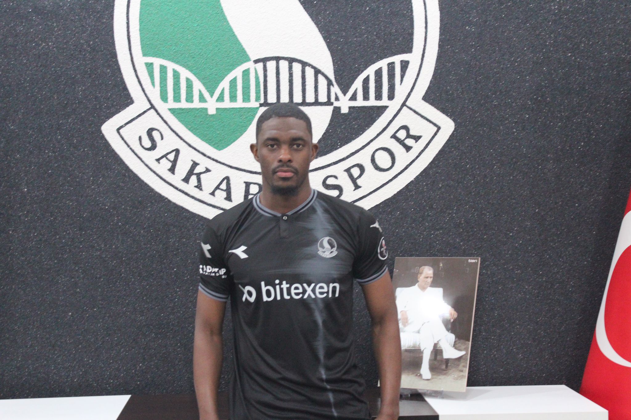 Sakaryaspor, Hadi Sacko'yu renklerine bağladı