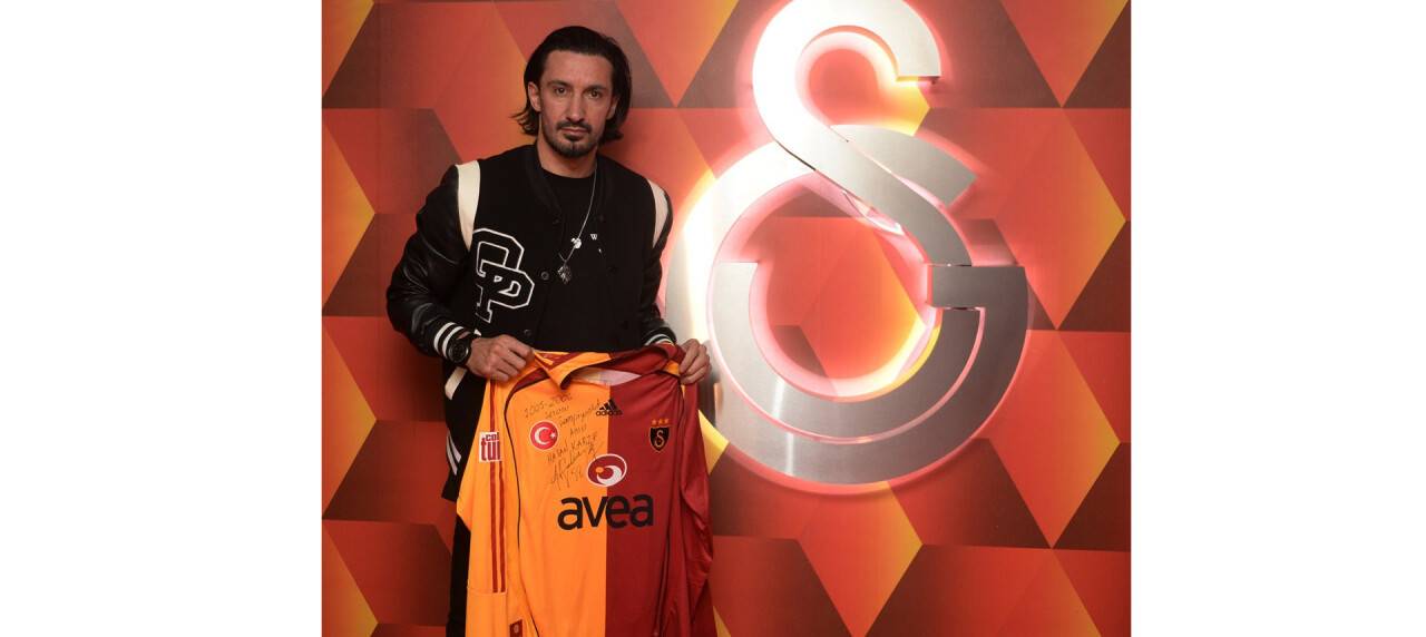 Hasan Kabze, depremzedeler için formasını bağışladı