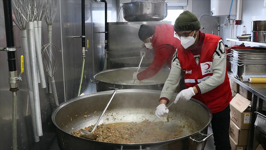 Türk Kızılay, afet bölgesine günlük 100 bin porsiyon yemek çıkarıyor