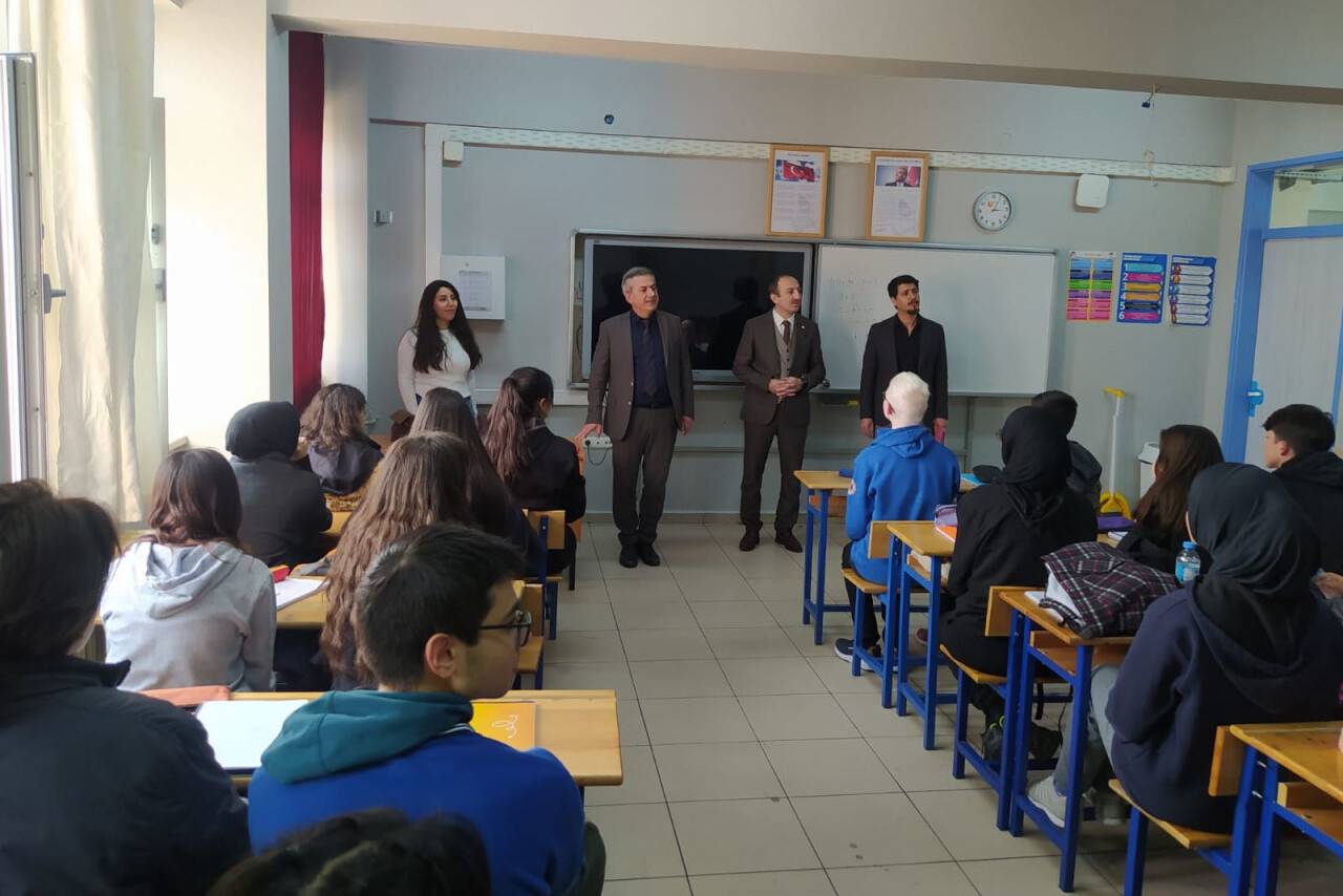 Murat Yiğit'ten depremzede öğrencilere ziyaret