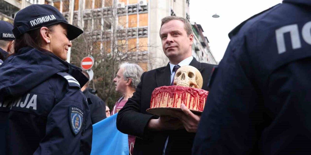 Rusya’nın Belgrad Büyükelçiliğinin önüne “ölüm pastası” bırakıldı