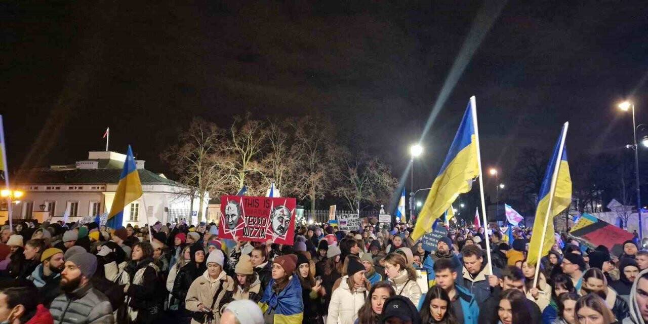 Polonya’da Rusya Büyükelçiliği önünde anma töreni