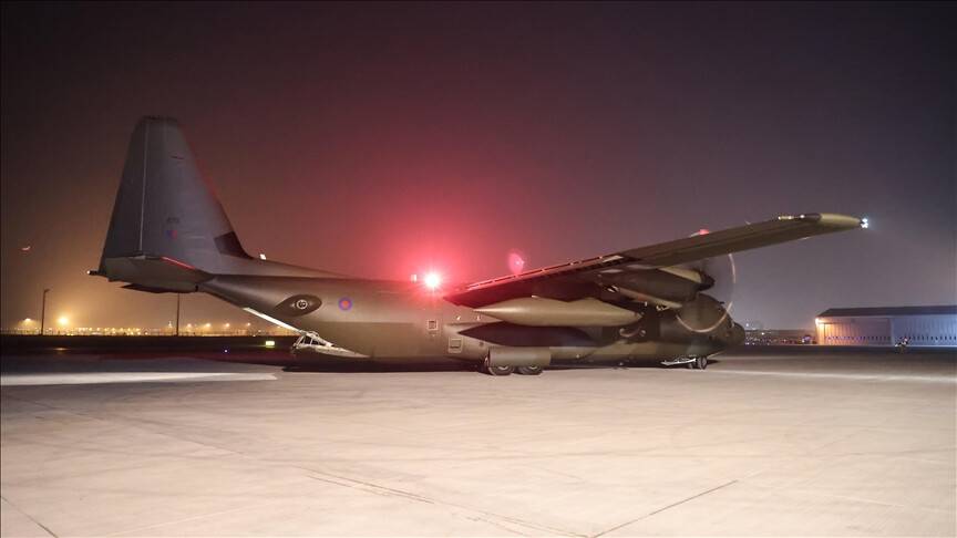 Depremlerde yaralanan kişiler Adana'dan İngiliz askeri kargo uçağıyla İstanbul'a getirildi