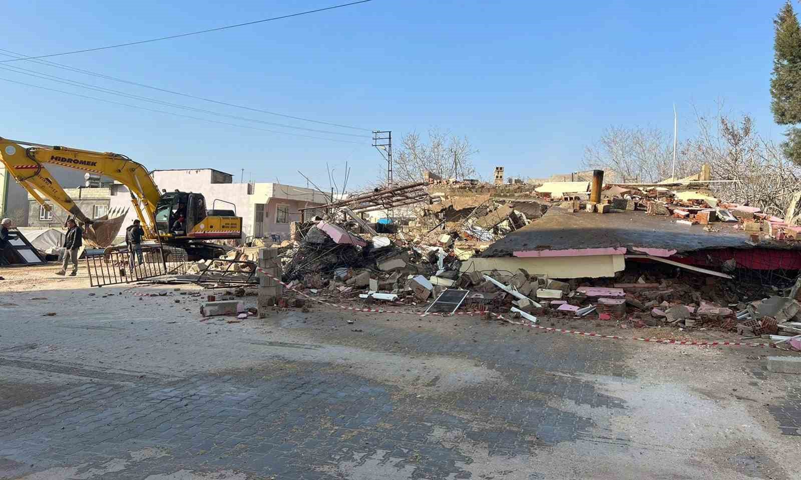 Gaziantep'te acil ağır hasarlı binaların yıkımına başlandı