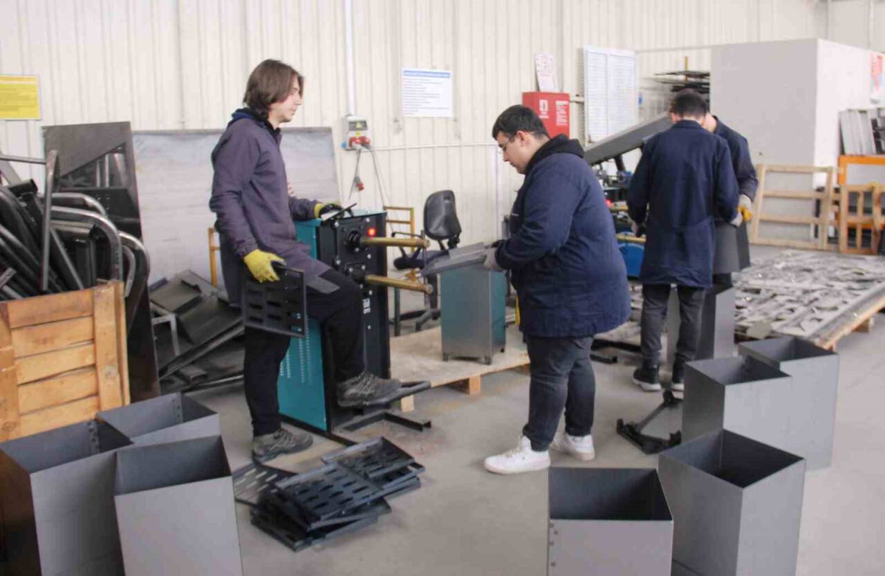 Konyalı öğretmen ve öğrenciler depremzedeler üşümesin diye üretiyor