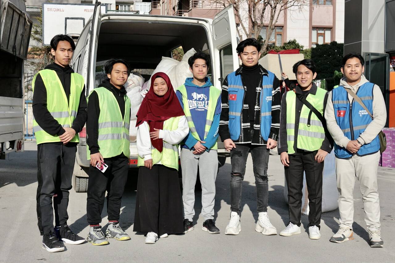 Endonezyalı öğrenciler Konya'daki depremzedeler için tek yürek