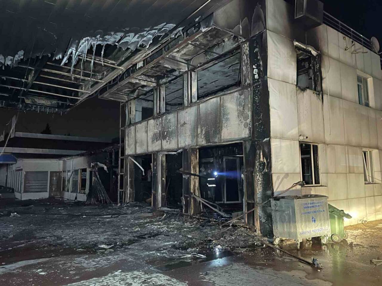 Akaryakıt istasyonu alev alev yandı