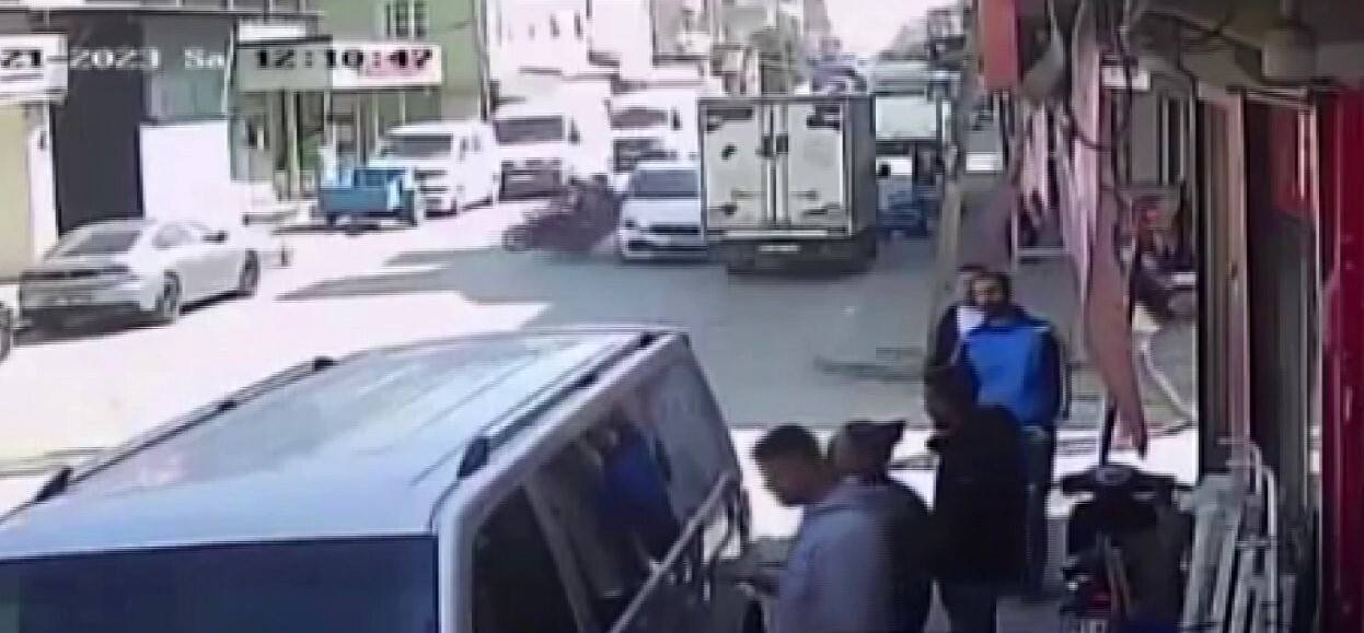 Motosiklete çarptı,  3 kişiyi yaralayıp kaçtı