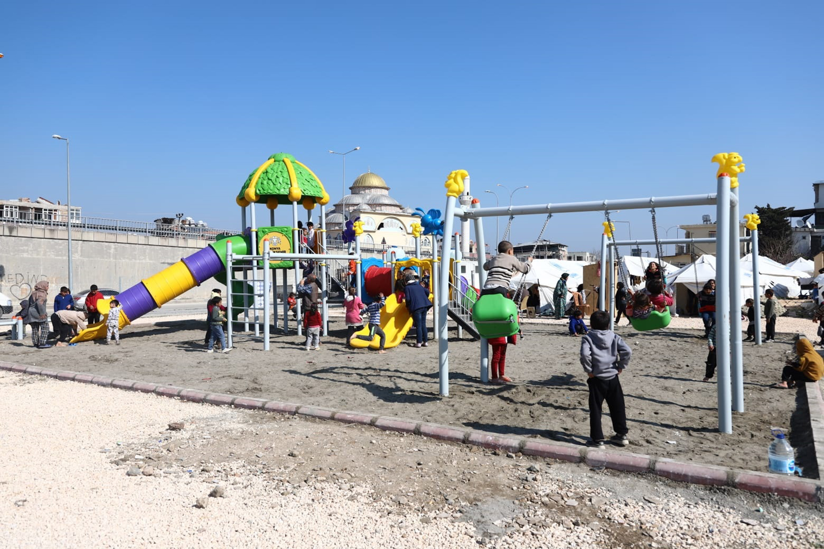 Konya Hatay'da depremzede çocuklara  oyun alanı kurdu