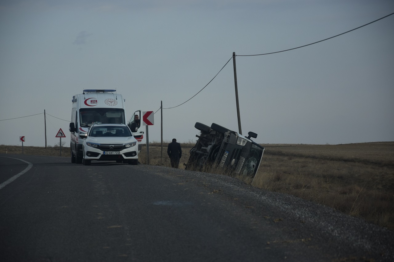 Konya'da şarampole devrilen kamyonetin sürücüsü yaralandı