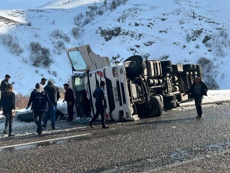 Lastiği patlayan TIR devrildi
